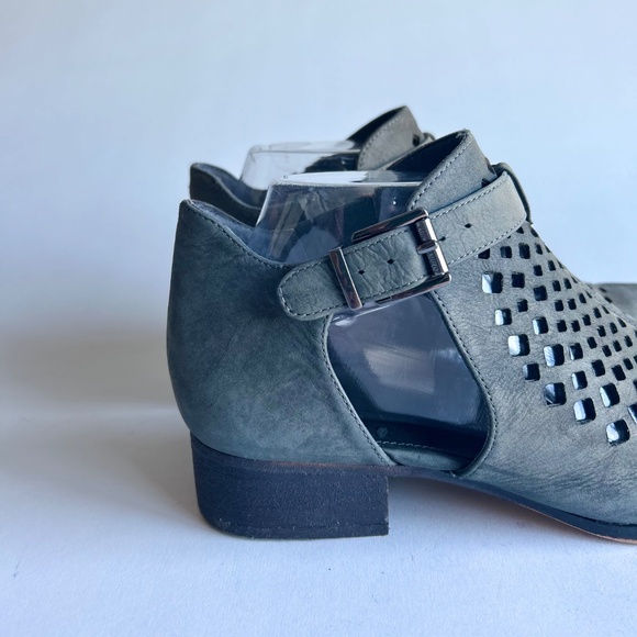 Vince Camuto Grey Man Made Leather Close Toe Sandals size 8.5 - Picture 3 of 11